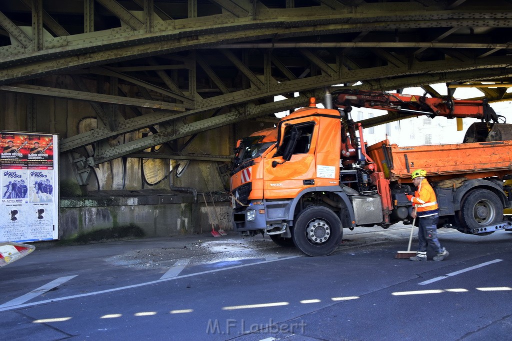 LKW blieb unter Bruecke haengen Koeln Deutz Deutz Muelheimerstr P156.JPG - Miklos Laubert